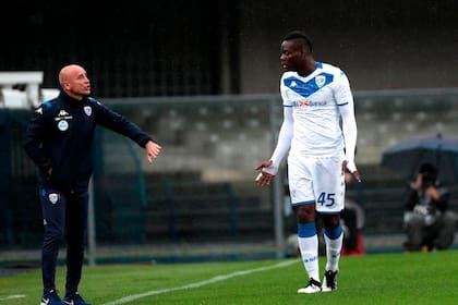 Balotelli, indignado por los cantos racistas, intentando dejar el campo de juego.