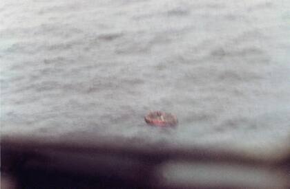 ¡Balsas a la vista! Sobrevivientes del Crucero General Belgrano captados por la cámara a bordo de un Fokker naval durante las tareas de búsqueda y rescate. Se aprecia la escasa altura de vuelo sobre el mar. (EA52).