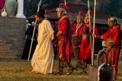 Baltazar, el migrante de Guatemala deportado, en el papel de Jesús durante el Via Crucis