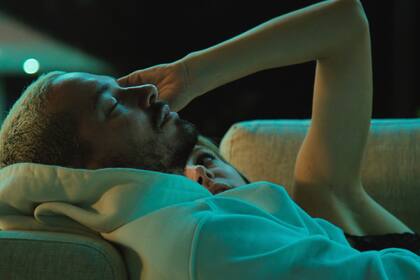 Balvin junto a su novia, la argentina Valentina Ferrer, durante uno de los momentos más íntimos del documental