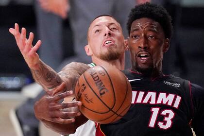 Bam Adebayo (13) de Miami Heat marcado por Daniel Theis de Boston Celtics, de fondo, durante la segunda mitad de un juego de baloncesto de playoffs de la conferencia de la NBA el domingo 27 de septiembre de 2020 en Lake Buena Vista, Florida