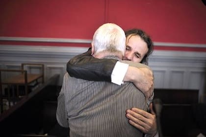 Bamberski y Anton se abrazan tras el juicio a Krombach (Getty Images)