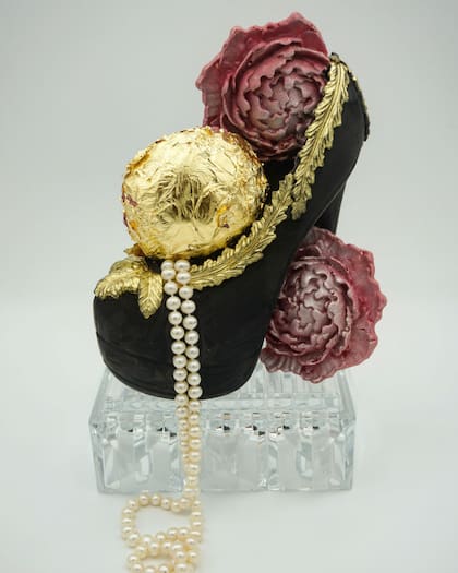 Bañada en oro con perlas naturales y sobre un cristal de Baccarat