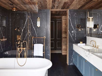 Bañadera exenta ‘York’ de Victoria Albert con grifería de Lefroy Brooks, dos tradicionales firmas inglesas.