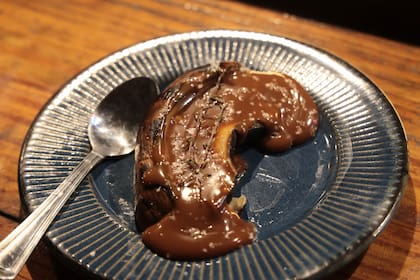 Banana asada a las brasas, dulce de leche y sal como contraste