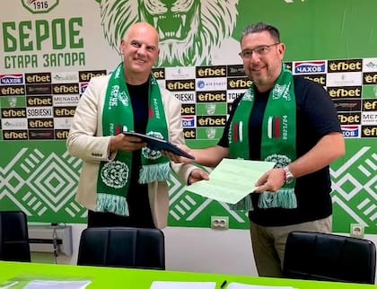 Bañato (a la derecha) sellando la compra del Beroe en junio de 2023