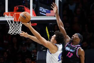 Banchero anota 27, Magic vence al Heat por 121-117 y se pone 5-0 ante Miami esta temporada
