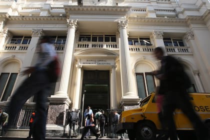 Para cubrir la creciente brecha entre los gastos y los ingresos, el Gobierno proyecta recibir más de $1 billón de pesos del Banco Central en concepto de transferencia de utilidades