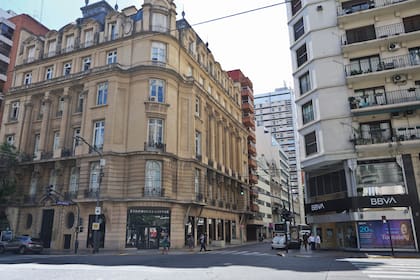 Banco BBVA (Callao 1499) y puerta del edificio de la familia Achaval Cornejo (Callao 1515)