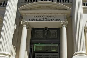 Una mala semana para los bonos argentinos y un Banco Central que no deja de ceder reservas