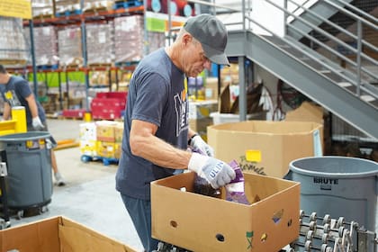 Banco de alimentos atiende a 100 familias migrantes a domicilio en Florida (FB FeedHopeNow)