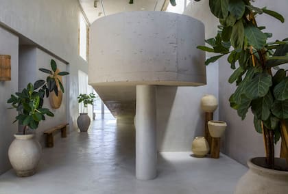 Banco de madera recuperada (Estudio Trae), aplique de alabastro (Dimm Iluminación). Objetos de madera y papel maché (Compañía Nativa).