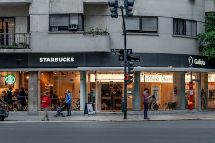 Banco Galicia y Starbucks abrieron una sucursal en conjunto