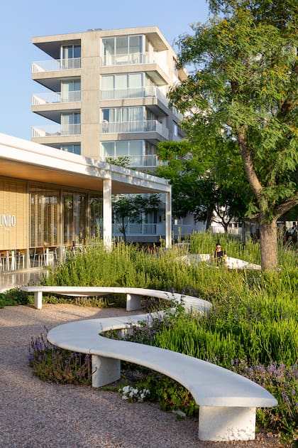 BANCO OSEO. La propuesta tuvo como punto de partida el material con los procesos de moldeo tradicional, buscando una estética fuera de lo tradicional, con fluidez y continuidad. @tallernumerosprimos