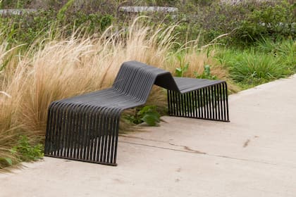 BANCO TRAZA
Banco inspirado en la traza topográfica que conforma la ciudad de Buenos Aires. Los diferentes niveles brindan la posibilidad de usos variados. El método constructivo dio origen a los bancos circulares y semicirculares. @tallernumerosprimos