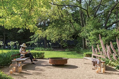 Bancos curvos ‘Trapecio’ en madera de lapacho (Simpla Muebles). En verano, el fogonero (Biofogones Design) también se usa para preparar algo sobre la plancha y comer en el jardín.