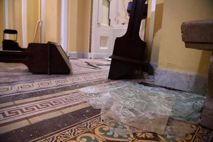 Bancos dados vuelta y vidrios rotos en el hall de entrada del Capitolio