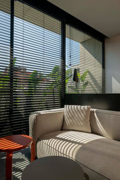 Bancos de colores (Taller A Prima), persianas (Modo Cortinas).