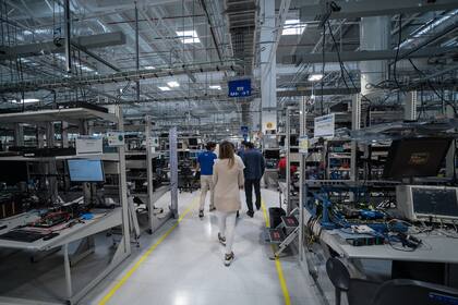 Bancos de pruebas del centro de control de calidad que tiene Intel en Guadalajara