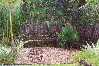 Bancos de varilla de alambrado reciclada