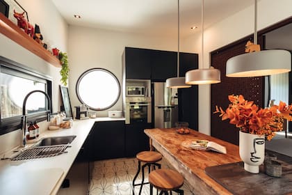 Bancos (Samic) y florero vintage. Mosaicos calcáreos (Lesouk Deco).