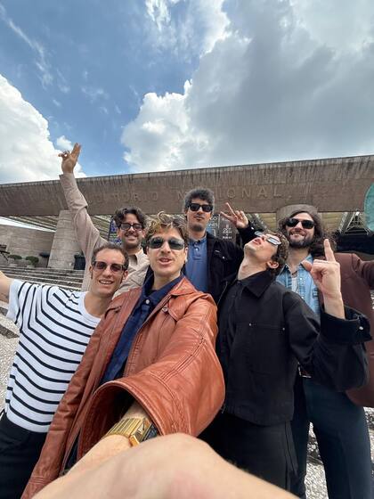 Bandalos Chinos, ante el Auditorio Nacional, en Ciudad de México.