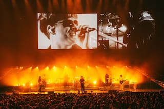 Bandalos Chinos debutó en el Movistar Arena con su pop refinado y una sorpresiva visita