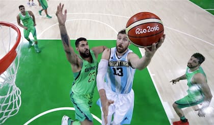 Bandeja ante Lima; el alero consiguió 37 puntos y 11 rebotes