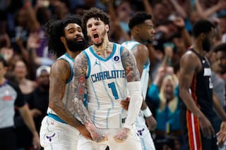 Bandeja de LaMelo Ball y tapón de Bridges dan a Hornets triunfo 127-126 ante Heat en play-in