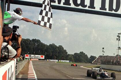 Bandera a cuadros para Villeneuve en 1997; Irvine llegó a menos de un segundo