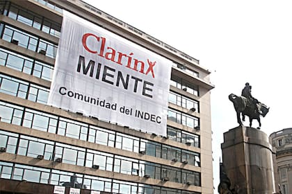 La mercadería financiada con fondos estatales incluía leyendas como "Clarín Miente"