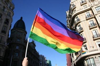 Bandera de la comunidad LGTB flameando en Madrid, España