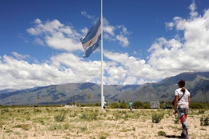 Bandera izada a media asta el 14 de febrero de 2021, en Anillaco, el día que murió Carlos Menem.