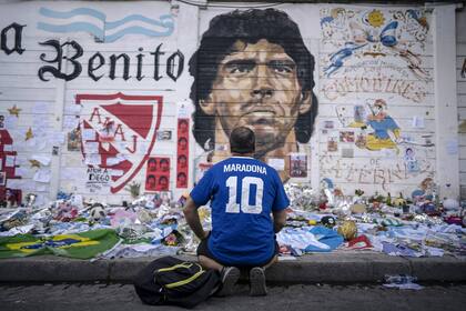 Bandera, pelotas, flores y todo tipo de regalos para honrar al número uno del mundo en el estadio "Diego Armando Maradona" del equipo Argentinos Juniors