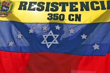 Bandera venezolana con el mensaje de Resistencia