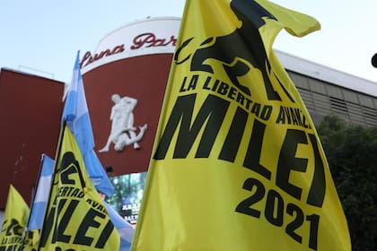 Banderas amarillas de MIlei 2021 en la entrada al Luna Park