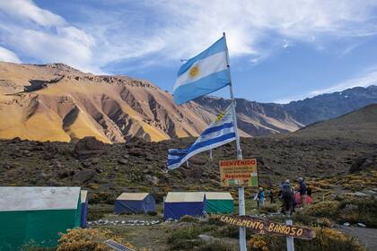 Banderas argentina y uruguaya flameando en el campamento El Barroso
