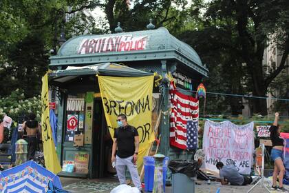 Banderas con consignas en una estación de subte del ayuntamiento de Nueva York