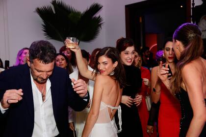 Banderas conquistó la pista de baile con Roitman, una de las celebrities embajadoras de su fragancia.