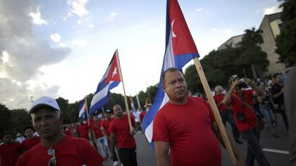 Banderas cubana engalanan la ceremonia emotiva en Cuba hacia su histórico líder