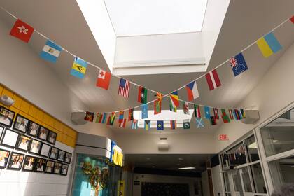 Banderas cuelgan en un pasillo de la Escuela Primaria Fulton en Springfield, Ohio, donde casi 350 nuevos estudiantes se inscribieron para la escuela primaria y secundaria en la primera semana de clases, el 27 de agosto de 2024.
