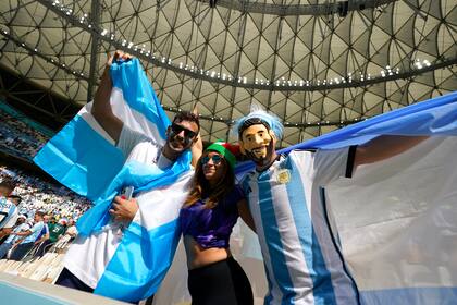 Banderas de Argentina y máscara de Messi