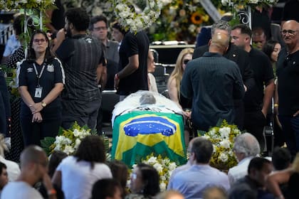Banderas de Brasil y Santos cubrieron parte del cuerpo de Pelé en la capilla ardiente sobre el césped del estadio Vila Belmiro, de Santos.