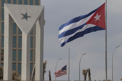 Banderas de Cuba y Estados Unidos ondean fuera de la embajada estadounidense en La Habana, Cuba, el martes 14 de enero de 2025. (AP Foto/Ariel Ley)