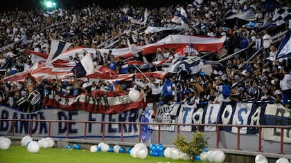 Banderas de Estudiantes en la tribuna de Gimnasia, una provocación innecesaria