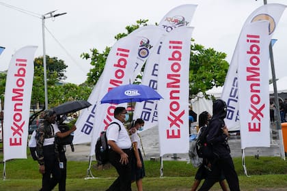 Banderas de ExxonMobil cerca de la Universidad de Guyana en Georgetown, Guyana, el 21 de abril de 2023. (Foto AP/Matias Delacroix)