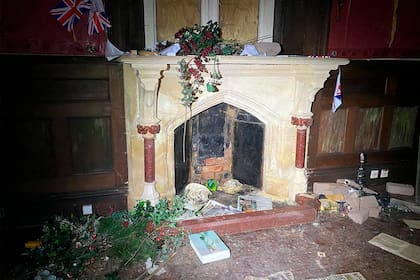 Banderas de Gran Bretaña, un hogar abandonado y libros desparramados en el suelo