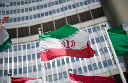 Banderas de Irán frente a la sede de la Agencia de Energía Atómica