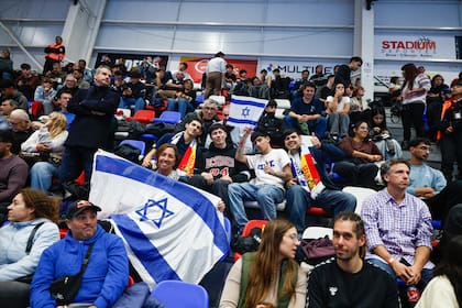 Banderas de Israel, entre el público argentino, en un partido de handball entre israelíes y españoles