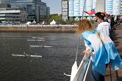 Banderas de la Argentina, Uruguay y Suiza, entre otros países, flamearon en el Puente de la Mujer, convertido en tribuna en la competencia de remo